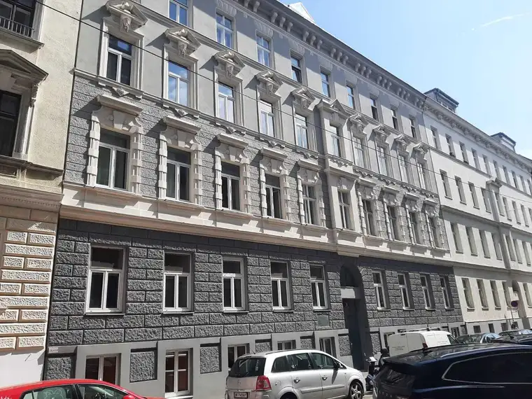 AUGARTEN-NÄHE/ STILALTBAU: Unsanierte 70 m2, 2 getrennte Zimmer, große Küche, Duschbad/WC, KP € 338.000,--