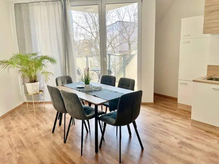 Neubau-Apartment mit Balkon in repräsentativen Gründerzeithaus