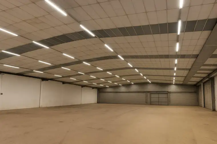 Großzügige Lagerhalle (1.400 m²) mit 1.400 m² Freifläche in Langenzersdorf – Ideal für Logistik, Handwerk &amp; Gewerbe!