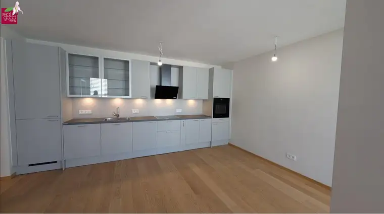 Wie Erstbezug: Akonti für Warmwasser und Heizung inkludiert! Entzückende 2 Zimmerwohnung mit einer kleinen, aber feinen Loggia in sehr guter Infrastrukturlage