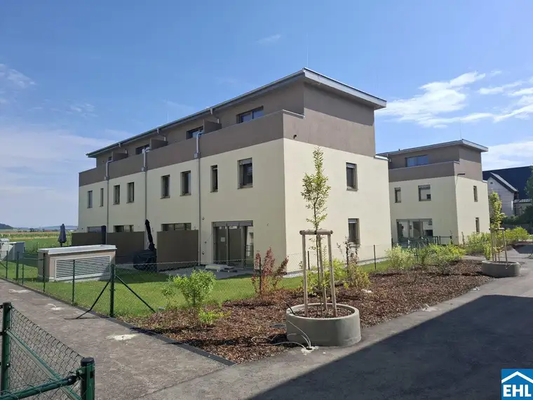 Zeitgemäßes Wohnen mit großzügigen Terrassen und Gartenflächen