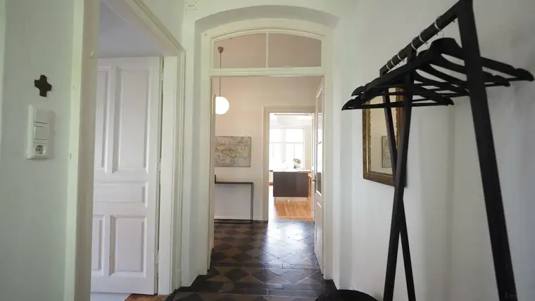 8600 Bruck an der Mur: Exklusive Villa mit schönem Garten und beheizbarem Pool! Wohnen und Büro unter einem Dach möglich!