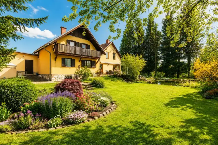Charmantes Haus mit großem Garten und Schwimmteich - ländliche Geborgenheit trifft modernen Wohnkomfort