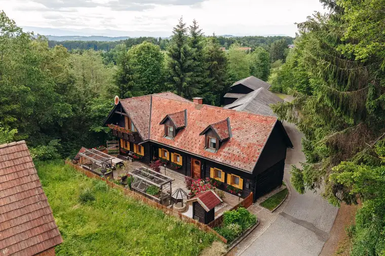 Großzügiges sehr gepflegtes Landhaus mit eigener Werkstatt und Lagerhalle zu verkaufen
