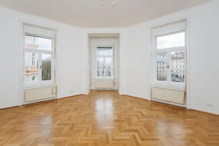Erstbezug: Frisch saniertes Altbau-Büro mit 7 Zimmern in Bestlage (ca. 180 m²)