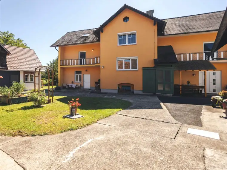 Wohnhaus mit mehreren Wohnungen und viel Platz für Familie und Tiere