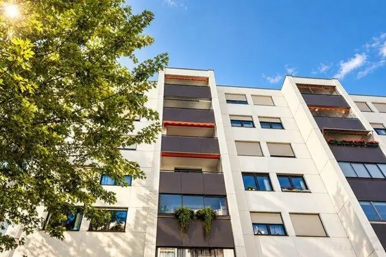 Die ideale Familien-Wohnung: 4 Zimmer getrennt begehbar mit Loggia und Parkplatz!