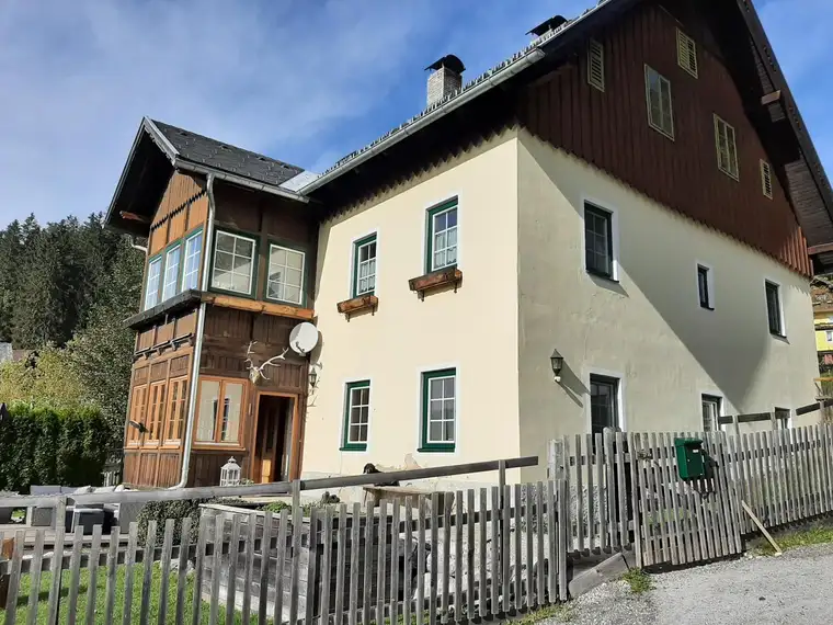 großzügige und helle 4 Zimmer-Wohnung mit Gartenanteil