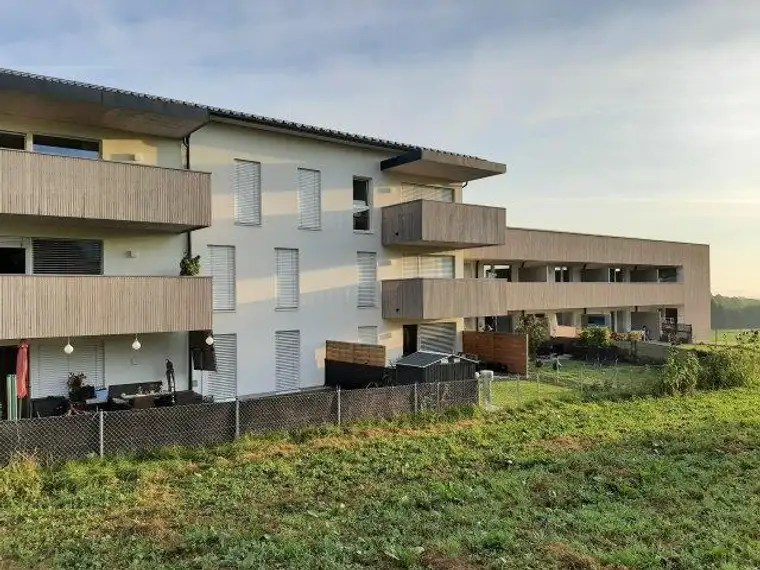 Moderne 4 Zimmerwohnung mit Balkon und Dach-Terrasse sowie TG Platz