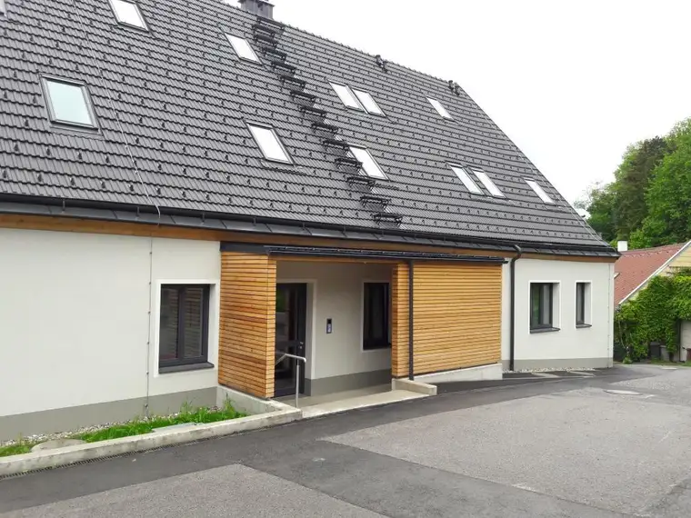 Moderne Familienwohnung mit Parkplatz und Balkon im Wienerwald