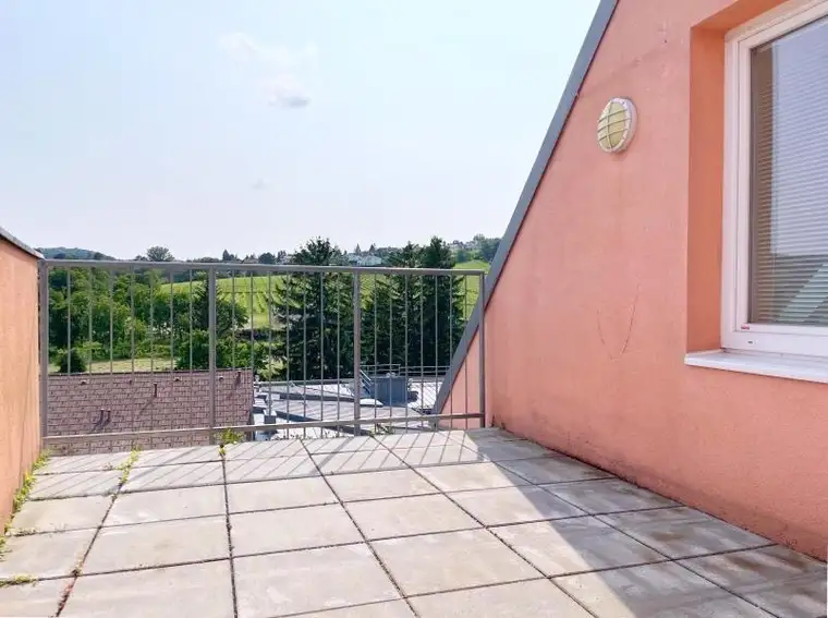 Wohlfühlen im Dachgeschoss, Terrasse mit Fernblick, sehr guter Zustand, Garagenplatz optional
