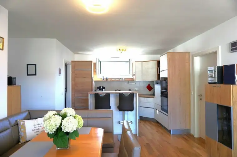 NEUER PREIS!!! Provisionsfrei - Neuwertige 3 Zimmer Eckwohnung, inklusive Küche, Außenrollos, Dusche, Badewanne und Lift in Mondsee - Baurechtseigentum