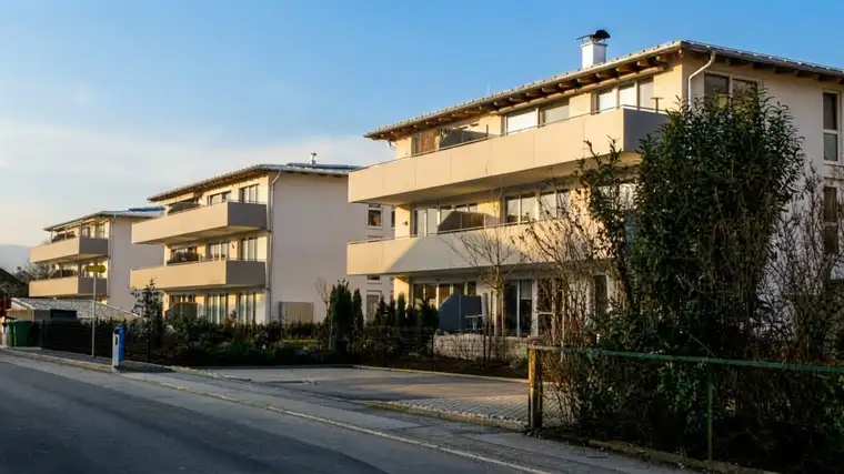 Trendige 2 Zi. Wohnung Mondsee/Schlössl mit sonnigem Westbalkon, Lift, Tiefgaragenplatz und PKW-Stellplatz ! ! !