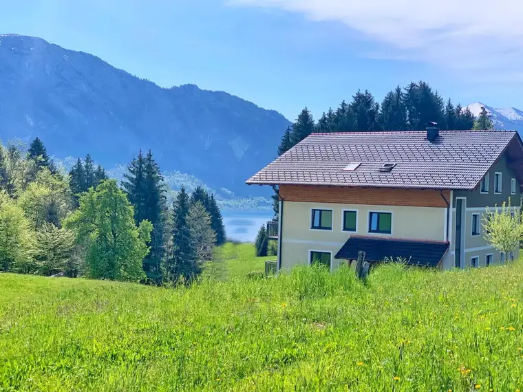 Neuwertige 2-Zimmerwohnung in traumhafter Alleinlage mit Seeblick