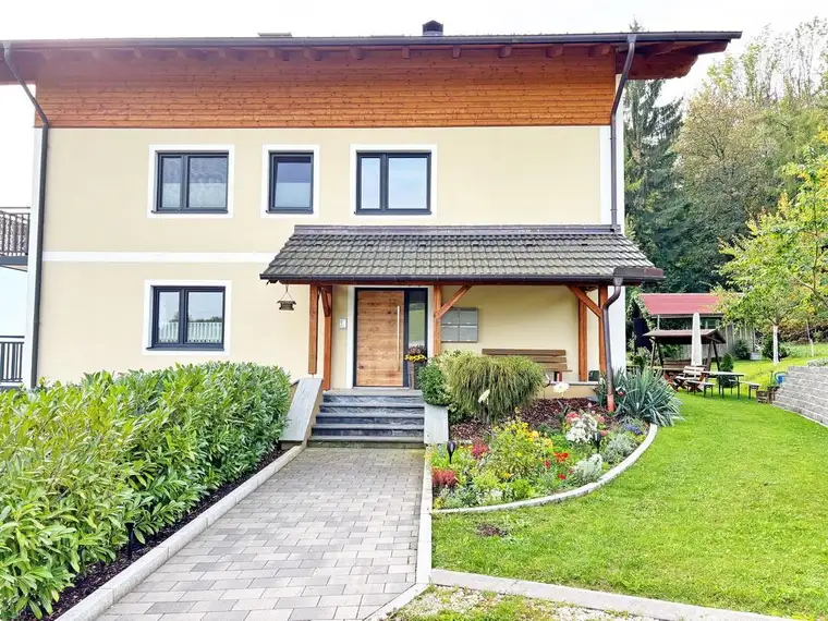 Neuwertige 2-Zimmerwohnung in traumhafter Alleinlage mit Seeblick