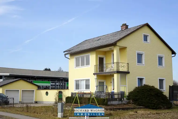 Zweifamilienwohnhaus mit Doppelgarage