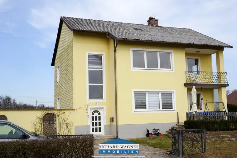 Wohnhaus am Ortsrand mit Doppelgarage