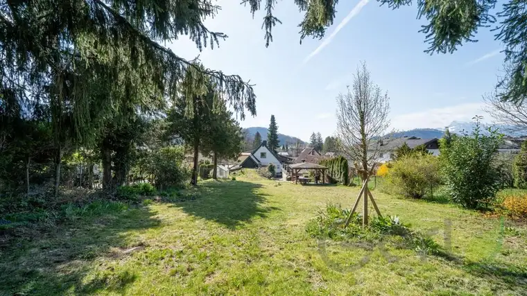 Renovierungsbedürftiges Haus auf einzigartigem Grundstück mit viel Potential!