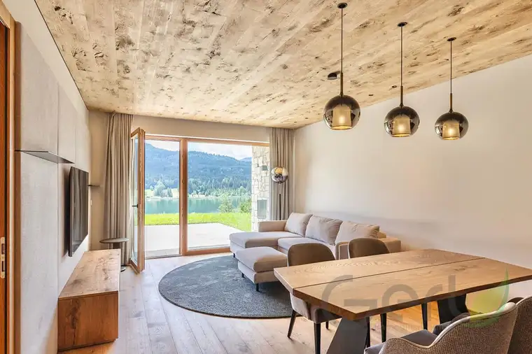 Exklusive 2 Zimmer Gartenwohnung mit Seeblick und alpinem Charme - Weisse Wand