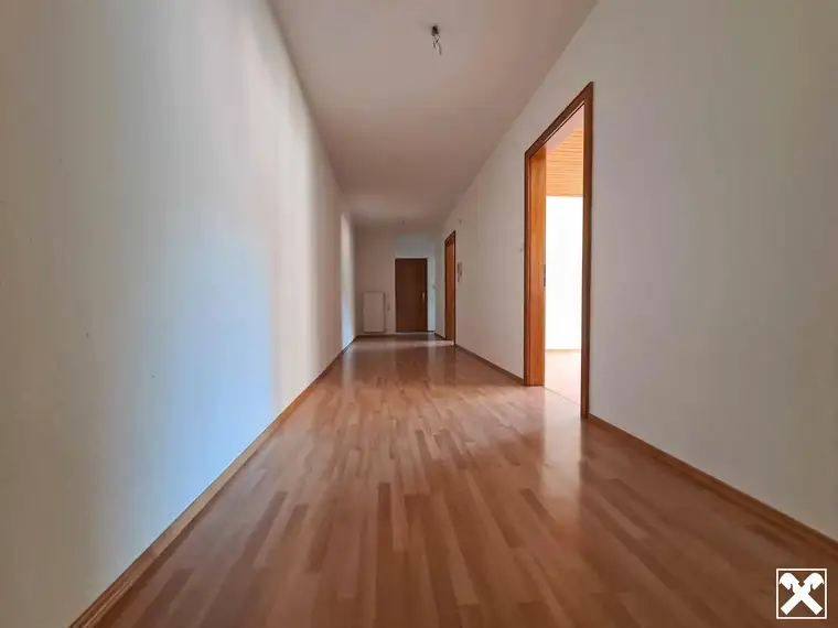 Großzügige Dachgeschosswohnung in Schwarzach zu vermieten!