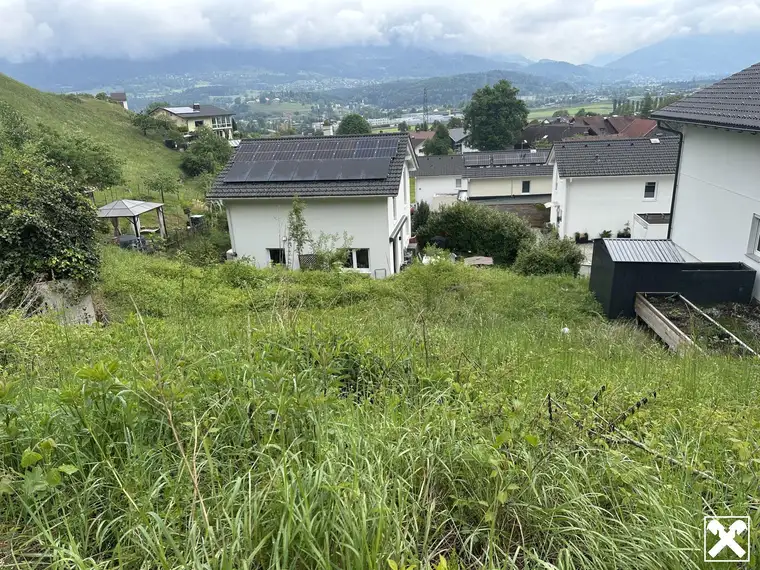 Grundstück in Hanglage