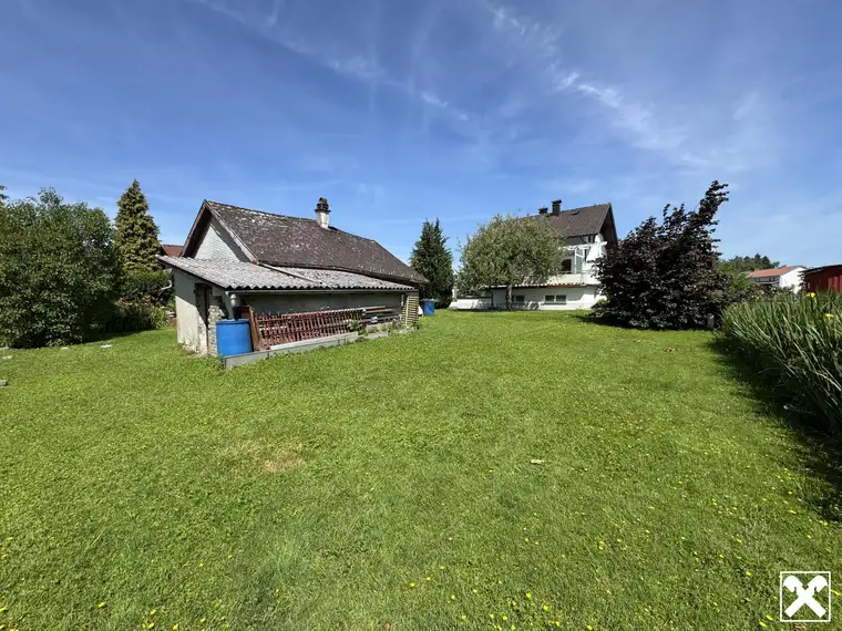 Sonniges Baugrundstück mit abbruchreifem Bestand