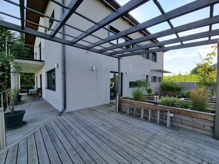 258 m² große Wohnung mit Hauscharakter und 1.100 m² großem Eigengarten