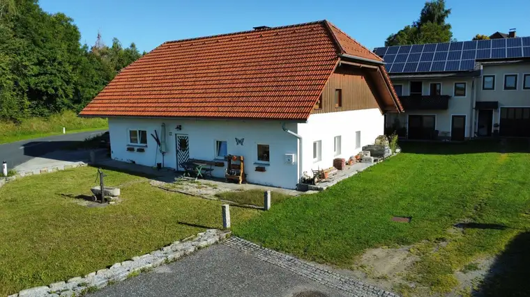 Früher Sacherl, heute wertbeständiges Granithaus mit Wirtschaftsgebäude