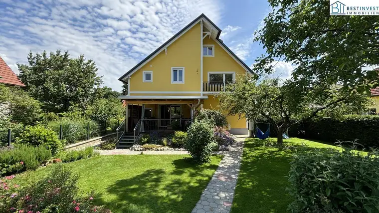 Großzügiges Wohnen mit Pool &amp; Garten