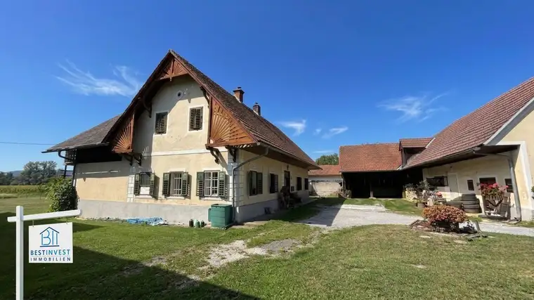 Bauernhaus mit Nebengebäuden und optionalem Ackerland