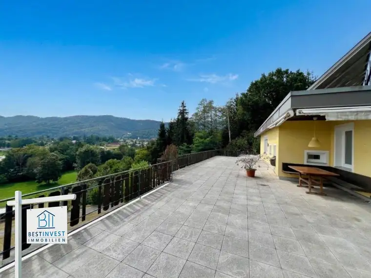 Großzügiger Familienwohnsitz mit grandioser Fernsicht und Indoor-Pool