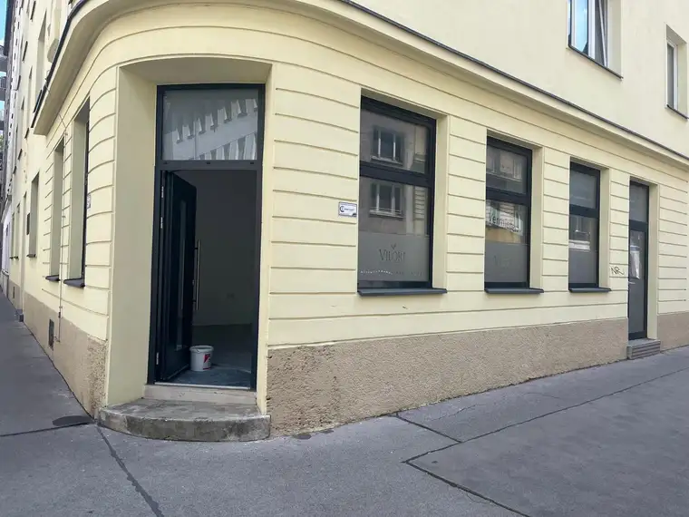 Ansprechendes Eck-Geschäftslokal