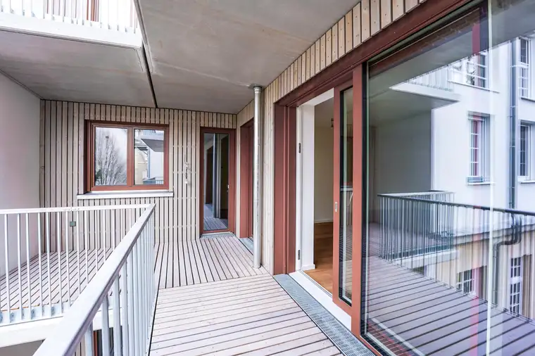 Perfekte 2 Zimmer-Wohnung mit großem Balkon / Pool / Sauna und Garten