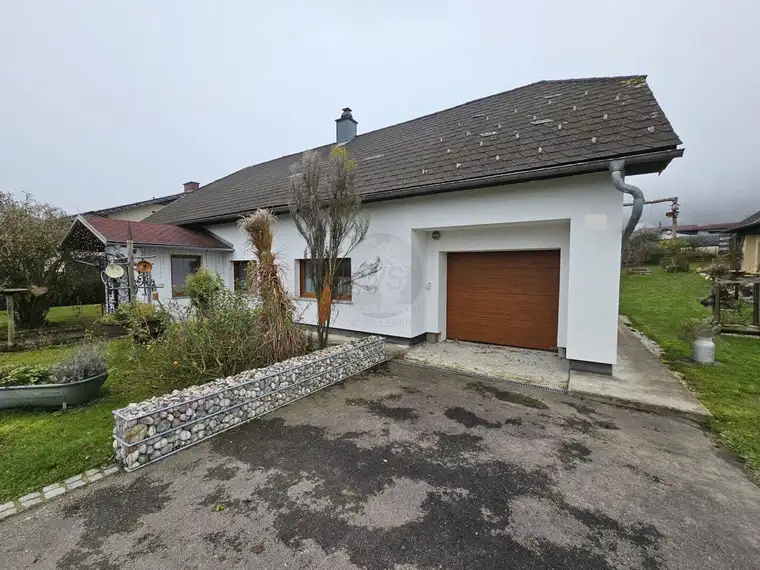 Zwei schöne Bungalows mit großem Garten