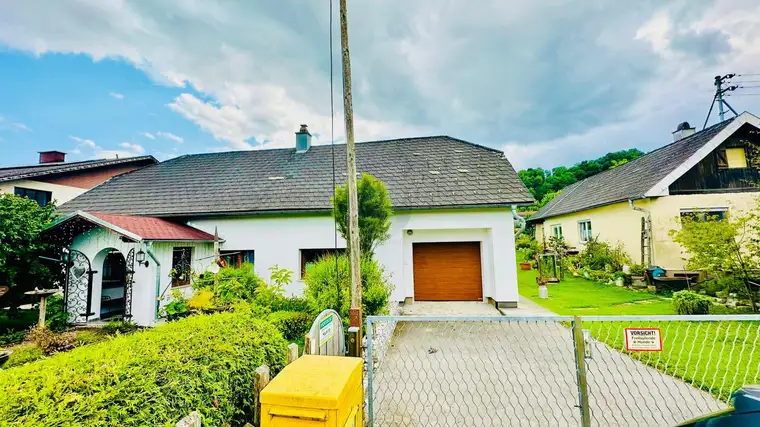 Zwei schöne Bungalows mit großem Garten