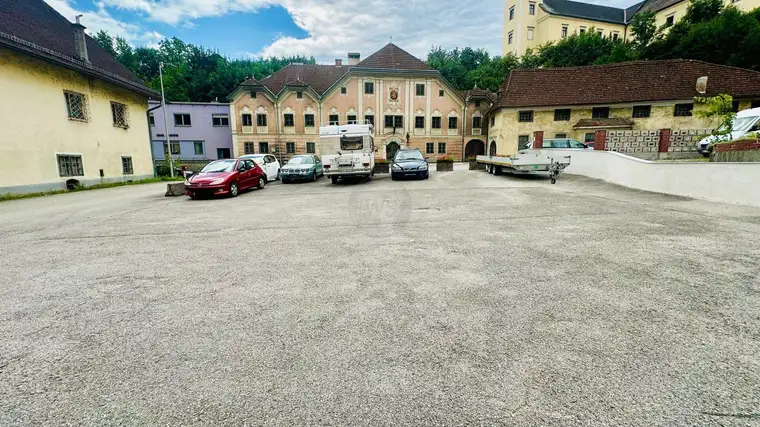 Großzügige Parkfläche von 300 m² zu vermieten