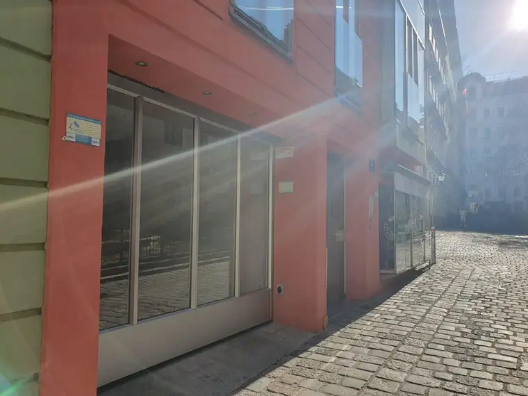 Garagenplatz für kleines Auto zu vermieten