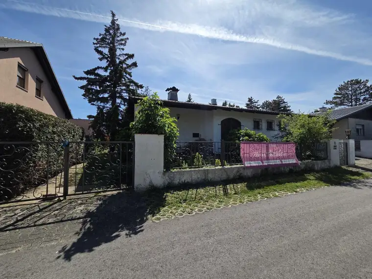 Sommerhäuschen/renovierungsbedürftiges Einfamilienhaus mit liebenswertem Garten, Garage, teilunterkellert