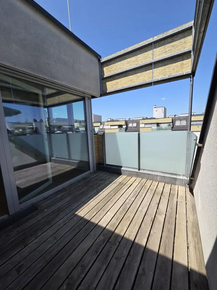 Coole Dachgeschosswohnung mit Terrasse in Holzbauweise