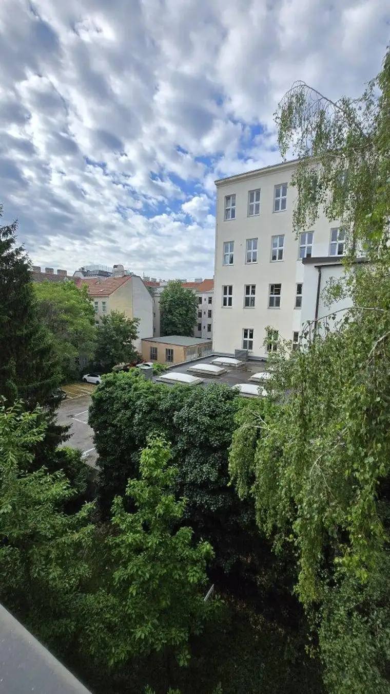 2-Zimmer-Wohnung in brauchbarem Zustand (Sanierungsbedarf!) - Balkon+Hofausrichtung - 3.Stock OHNE Lift