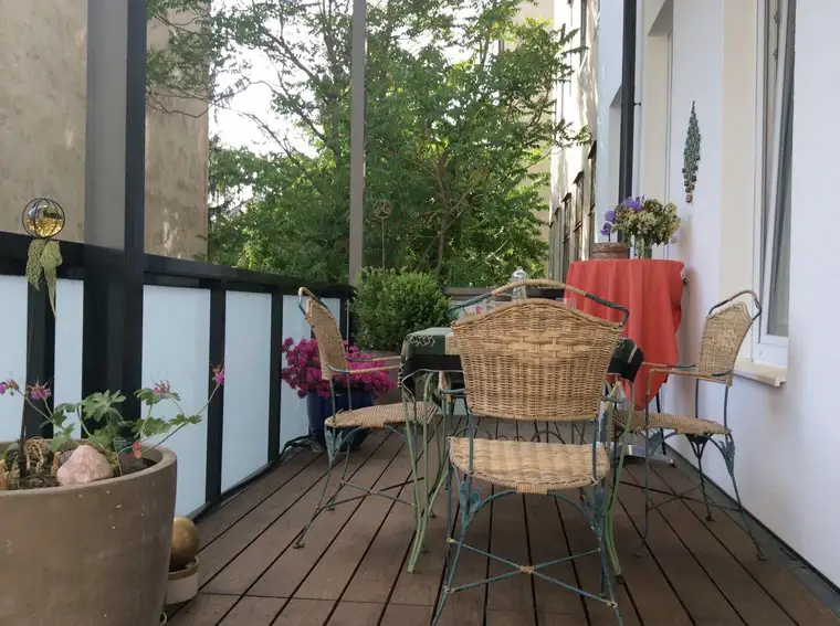 Kernsaniertes Schmuckstück - Top Altbau mit sonnigem Balkon - U3 Nähe