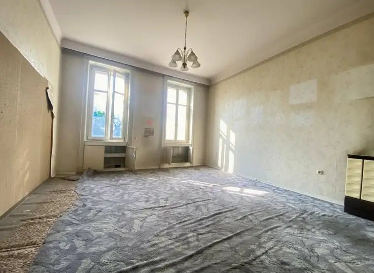 Attraktives Projekt zum Sanieren - schöne, helle zwei Zimmer - Balkon kommt
