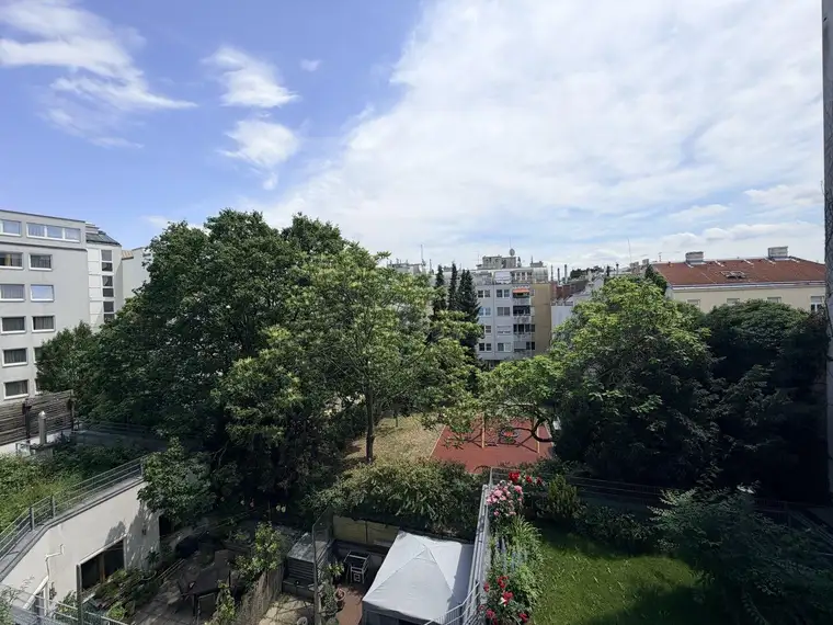 Helle drei Zimmer Wohnung mit großem Wohnraum und ruhiger Loggia mit Morgensonne