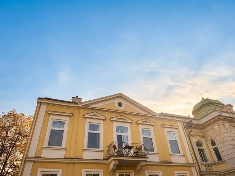 RARITÄT - HERRLICHE VILLENETAGE mit Balkon und Potential