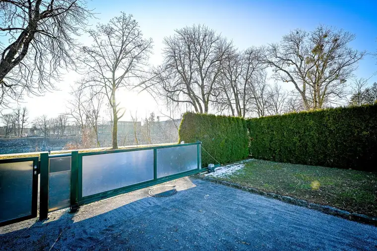 Traumhafte Eigentumswohnung mit Sonnengarten und eigener Zufahrt + Parkflächen in absoluter Bestlage von Salzburg Stadt