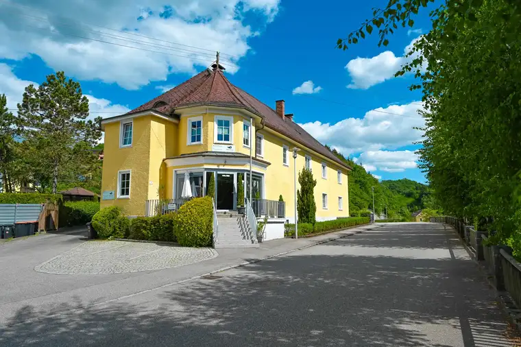 Tolles Anwesen mit großem Grundstück in schöner Lage am Inn - mit Gewerbeeinheit