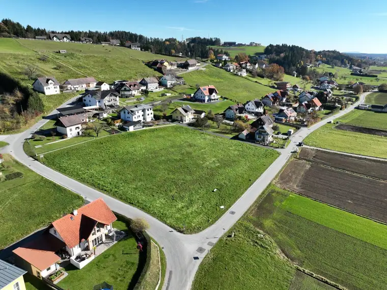 Voll aufgeschlossenes Baugrundstück in sonniger Lage in Stallhofen - 618 m²