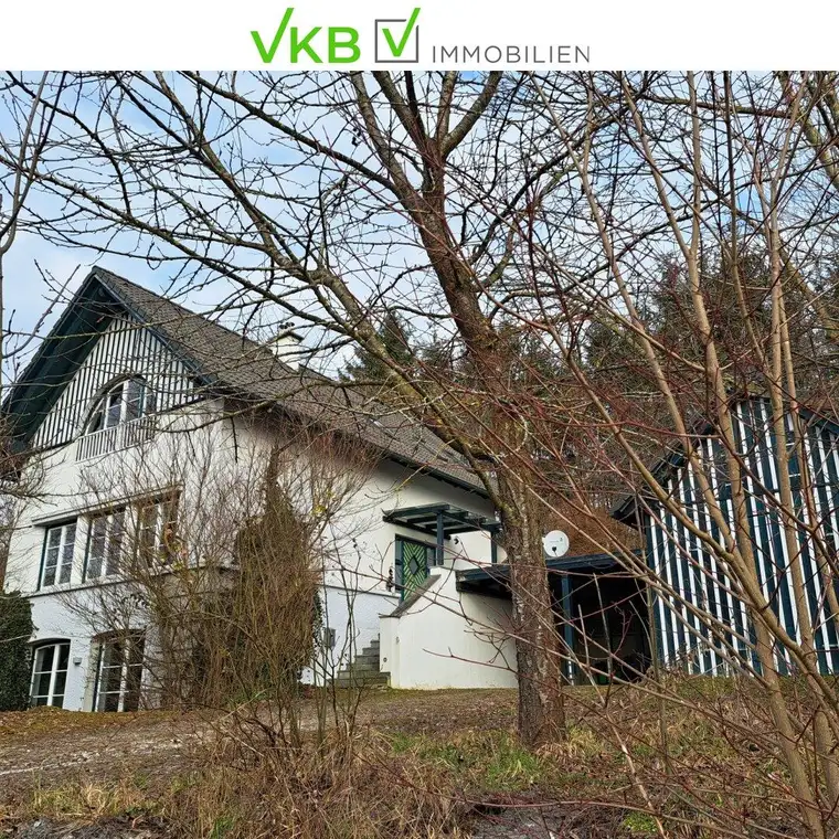 Seewalchen/Attersee: Haus mit großzügigem Platzangebot und freier Bauparzelle nebenan!