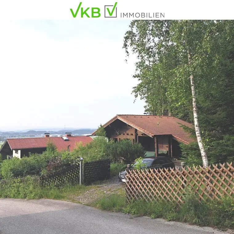 Schörfling am Attersee: Holzblockhaus-Ferienhaus auf Baugrundstück in erhabener Lage über dem Attersee!