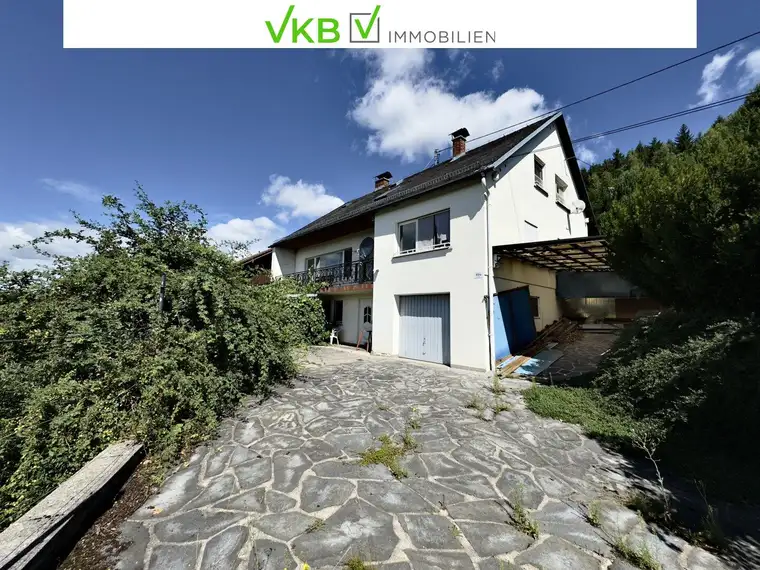 SCHLÜßLBERG | STRAßFELD: Idyllisches Zweifamilienhaus mit großzügigem, sonnigem Garten und beeindruckendem Fernblick!